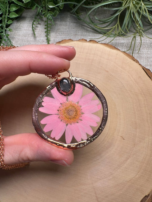 Camellisse - Rose Quartz and Flower Necklace - Willow & Luna
