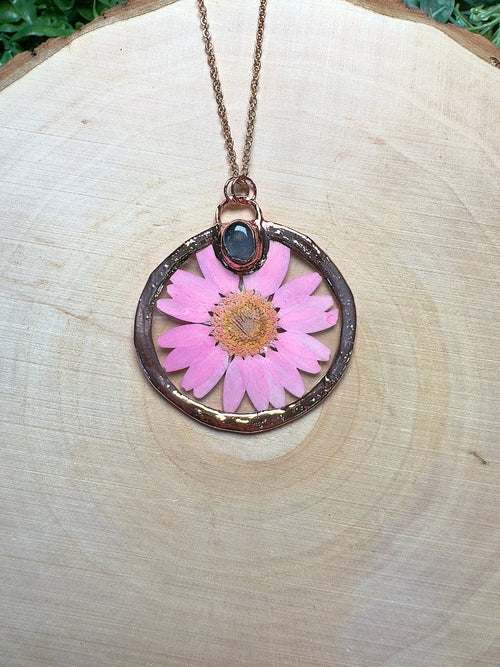 Camellisse - Rose Quartz and Flower Necklace - Willow & Luna
